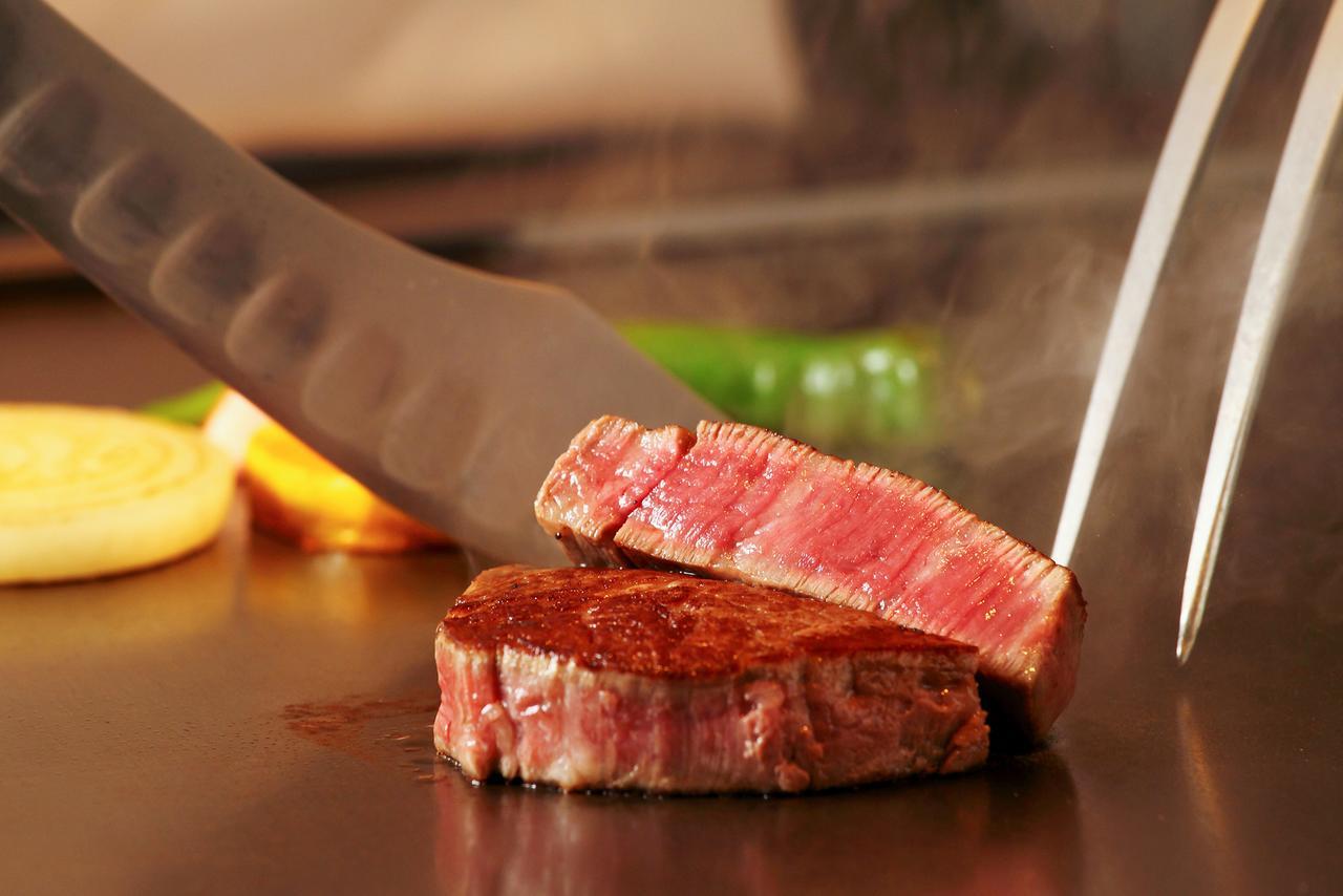 Rihga Royal Hotel Kioto Exterior foto A steak being cut